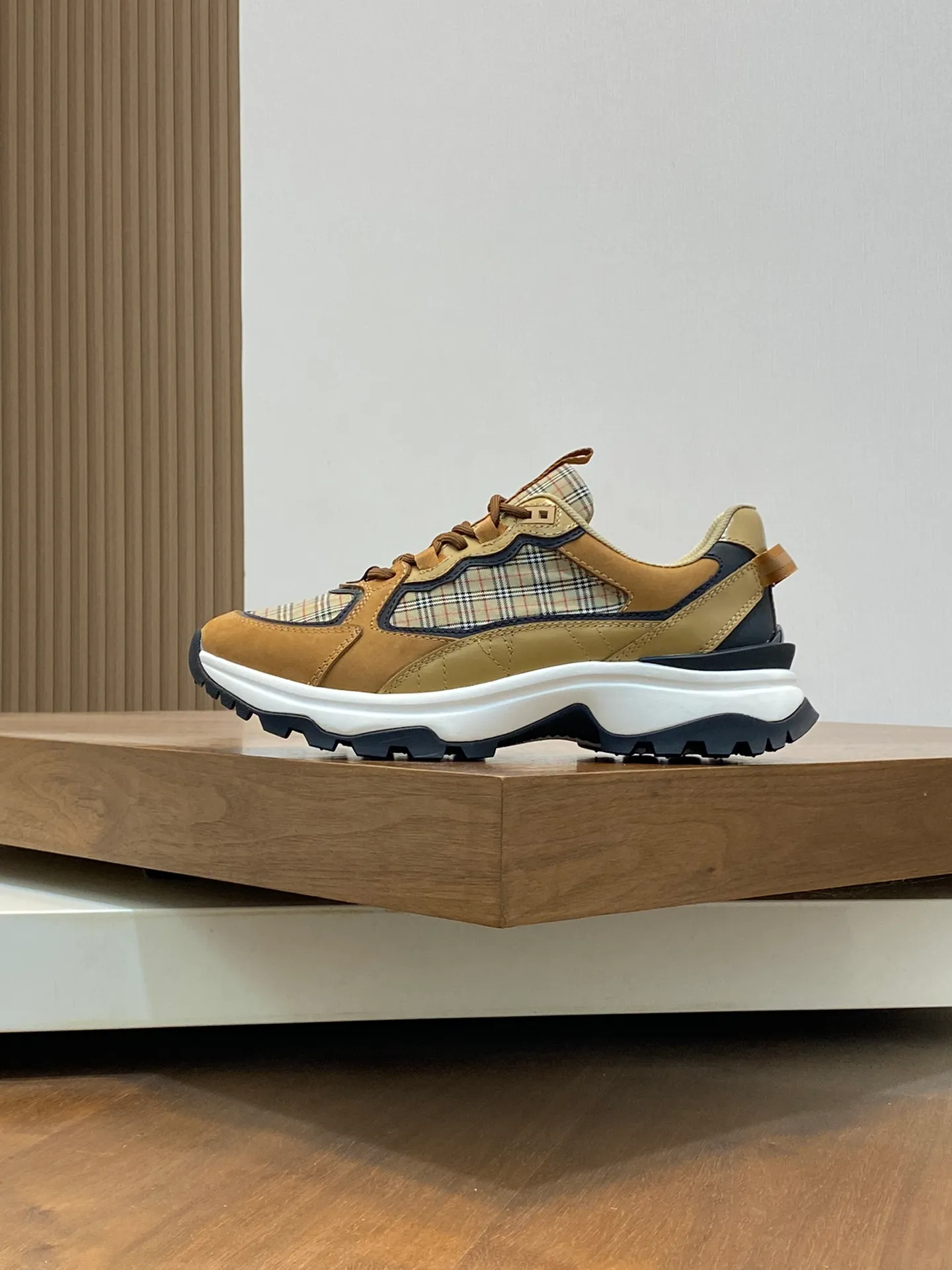 💰660 Burberry 2024🆕Ss men's classic low-cut thick-soled sneakers, made of first-grain cowhide and decorated with the new brand logo. First-layer cowhide foot pads, heel decorated with Burberry letter embossed logo, T men's men's shoes 💰U original outsole! Size: 39-44 (customized at 38.45)